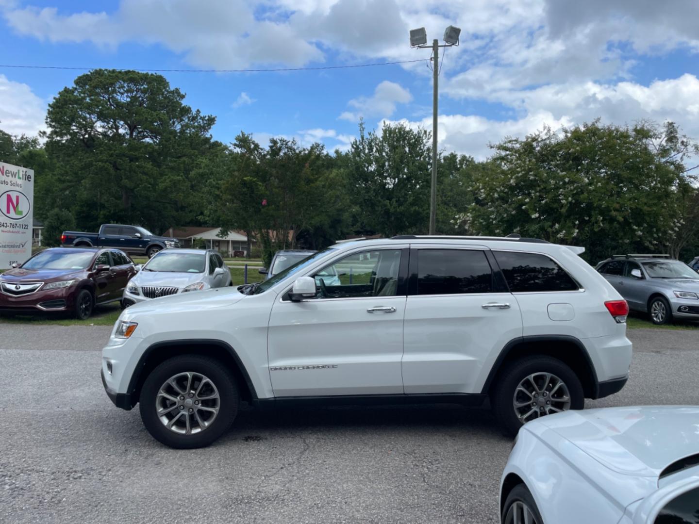 2014 WHITE JEEP GRAND CHEROKEE LIMITED (1C4RJFBG4EC) with an 3.6L engine, Automatic transmission, located at 5103 Dorchester Rd., Charleston, SC, 29418-5607, (843) 767-1122, 36.245171, -115.228050 - Local Trade-in with Leather, Sunroof, Navigation, Backup Camera, Bluetooth/AUX/Radio, Dual Climate Control, Power Everything (windows, locks, seats, mirrors), Heated/Memory Seats, Heated Steering Wheel, Power Liftgate, Rear Power Inverter, Rear Heated Seats, Push Button Start, Keyless Entry, Alloy W - Photo#3