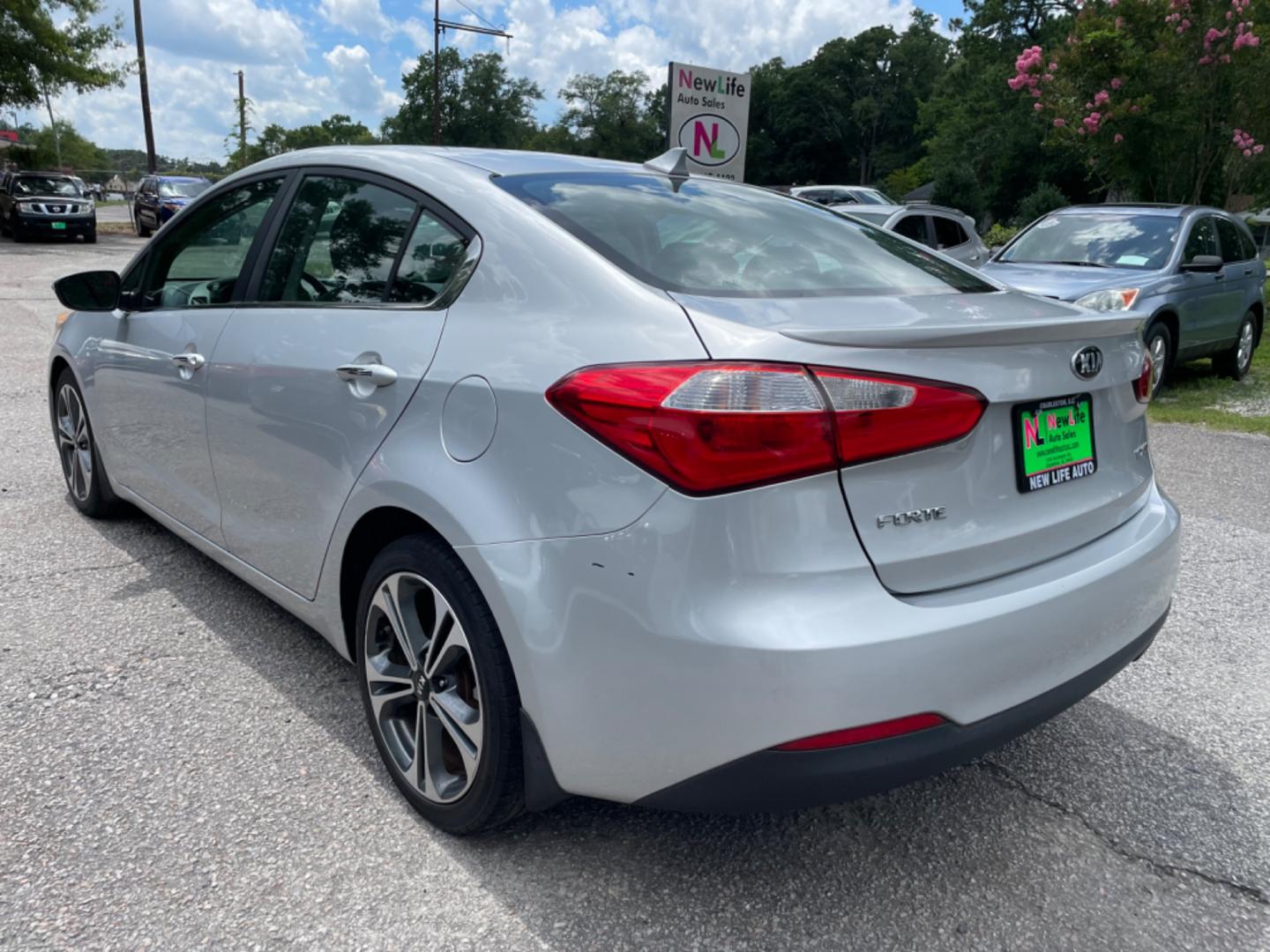 2015 SILVER KIA FORTE EX (KNAFZ4A86F5) with an 2.0L engine, Automatic transmission, located at 5103 Dorchester Rd., Charleston, SC, 29418-5607, (843) 767-1122, 36.245171, -115.228050 - Local Trade-in with Leather, Sunroof, Backup Camera, CD/AUX/Sat, Hands-free Phone, Power Everything (windows, locks, seats, mirrors), Heated/Cooled/Memory Front Seats, Heated Rear Seats, Heated Rear Seats, Keyless Entry, Alloy Wheels. Clean CarFax (no accidents reported!) 132k miles Located at New - Photo#4