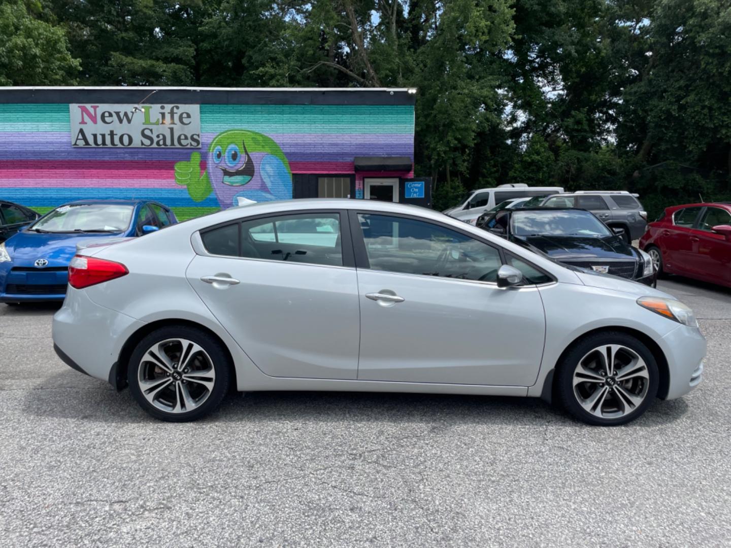 2015 SILVER KIA FORTE EX (KNAFZ4A86F5) with an 2.0L engine, Automatic transmission, located at 5103 Dorchester Rd., Charleston, SC, 29418-5607, (843) 767-1122, 36.245171, -115.228050 - Local Trade-in with Leather, Sunroof, Backup Camera, CD/AUX/Sat, Hands-free Phone, Power Everything (windows, locks, seats, mirrors), Heated/Cooled/Memory Front Seats, Heated Rear Seats, Heated Rear Seats, Keyless Entry, Alloy Wheels. Clean CarFax (no accidents reported!) 132k miles Located at New - Photo#7