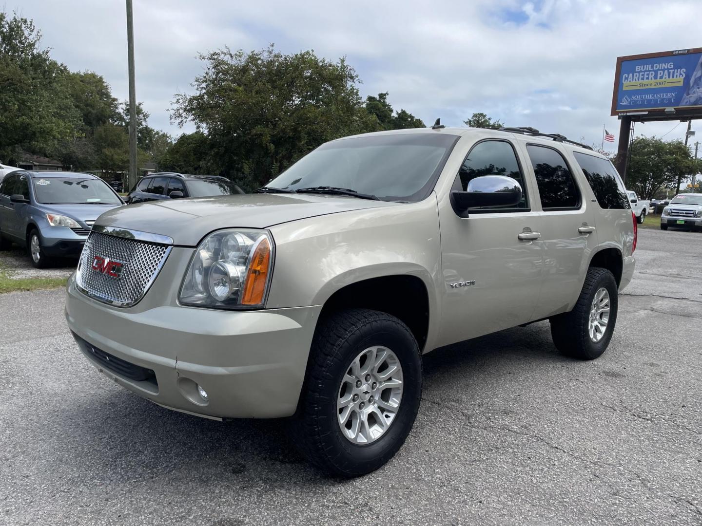 2013 GOLD GMC YUKON SLT (1GKS2CE08DR) with an 5.3L engine, Automatic transmission, located at 5103 Dorchester Rd., Charleston, SC, 29418-5607, (843) 767-1122, 36.245171, -115.228050 - Clean Interior with Leather, CD/AUX/Sat, OnStar, Dual Climate, Power Everything (windows, locks, seats, mirrors), Heated Seats, Convenient Third Row, Rear Climate Control, Keyless Entry, Tow Package, Alloy Wheels. Clean CarFax (no accidents reported!) 185k miles Located at New Life Auto Sales! 2023 - Photo#2
