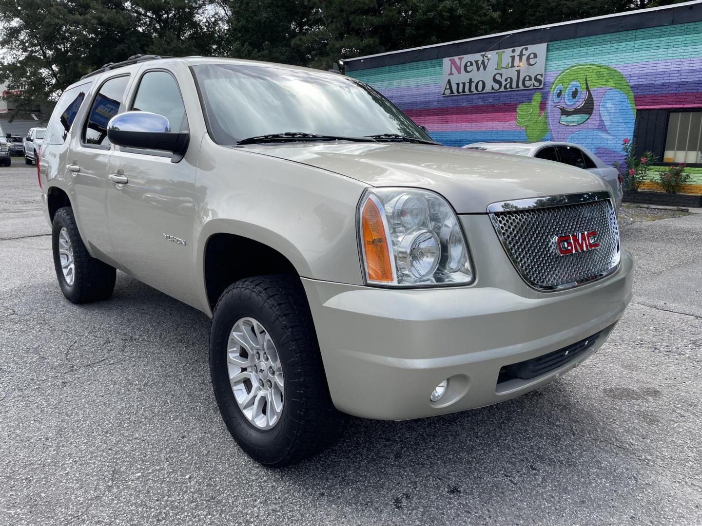 2013 GOLD GMC YUKON SLT (1GKS2CE08DR) with an 5.3L engine, Automatic transmission, located at 5103 Dorchester Rd., Charleston, SC, 29418-5607, (843) 767-1122, 36.245171, -115.228050 - Clean Interior with Leather, CD/AUX/Sat, OnStar, Dual Climate, Power Everything (windows, locks, seats, mirrors), Heated Seats, Convenient Third Row, Rear Climate Control, Keyless Entry, Tow Package, Alloy Wheels. Clean CarFax (no accidents reported!) 185k miles Located at New Life Auto Sales! 2023 - Photo#0