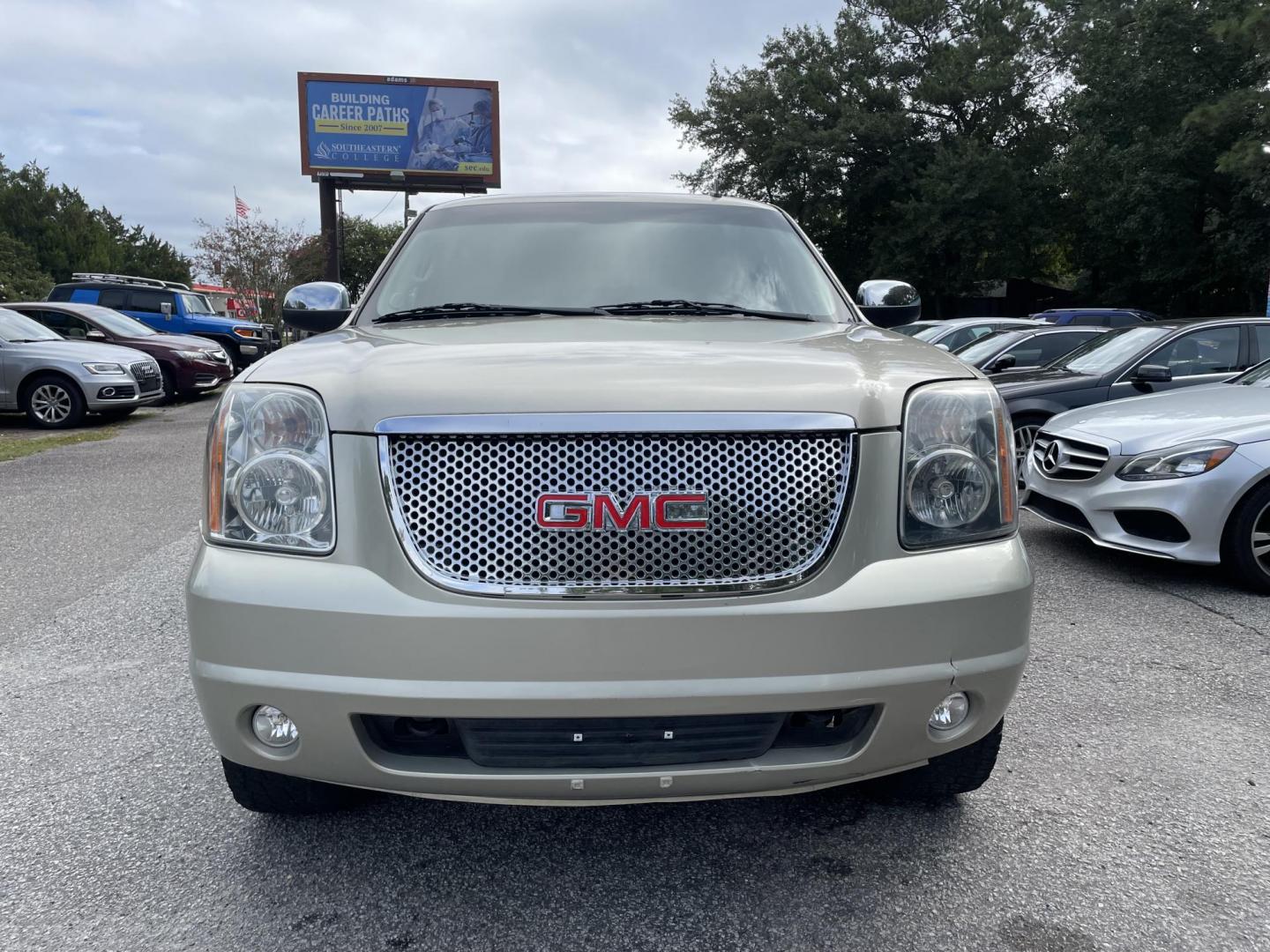 2013 GOLD GMC YUKON SLT (1GKS2CE08DR) with an 5.3L engine, Automatic transmission, located at 5103 Dorchester Rd., Charleston, SC, 29418-5607, (843) 767-1122, 36.245171, -115.228050 - Clean Interior with Leather, CD/AUX/Sat, OnStar, Dual Climate, Power Everything (windows, locks, seats, mirrors), Heated Seats, Convenient Third Row, Rear Climate Control, Keyless Entry, Tow Package, Alloy Wheels. Clean CarFax (no accidents reported!) 185k miles Located at New Life Auto Sales! 2023 - Photo#1