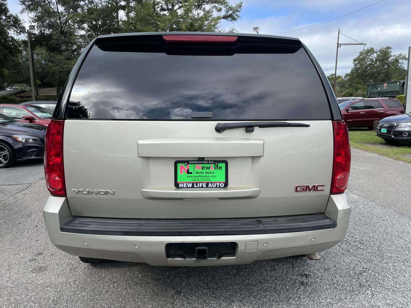 2013 GOLD GMC YUKON SLT (1GKS2CE08DR) with an 5.3L engine, Automatic transmission, located at 5103 Dorchester Rd., Charleston, SC, 29418-5607, (843) 767-1122, 36.245171, -115.228050 - Clean Interior with Leather, CD/AUX/Sat, OnStar, Dual Climate, Power Everything (windows, locks, seats, mirrors), Heated Seats, Convenient Third Row, Rear Climate Control, Keyless Entry, Tow Package, Alloy Wheels. Clean CarFax (no accidents reported!) 185k miles Located at New Life Auto Sales! 2023 - Photo#5