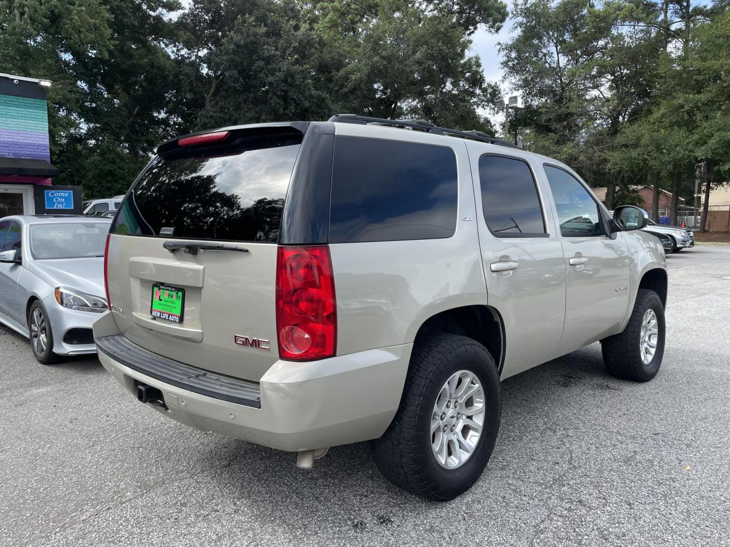 2013 GOLD GMC YUKON SLT (1GKS2CE08DR) with an 5.3L engine, Automatic transmission, located at 5103 Dorchester Rd., Charleston, SC, 29418-5607, (843) 767-1122, 36.245171, -115.228050 - Clean Interior with Leather, CD/AUX/Sat, OnStar, Dual Climate, Power Everything (windows, locks, seats, mirrors), Heated Seats, Convenient Third Row, Rear Climate Control, Keyless Entry, Tow Package, Alloy Wheels. Clean CarFax (no accidents reported!) 185k miles Located at New Life Auto Sales! 2023 - Photo#6